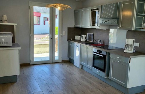 Lessay House | Gîte Cadet Rousselle: private terrace, private garden & Wi-Fi in Lessay