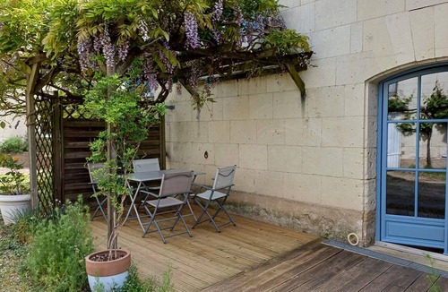 Varrains House | Gîte de Varrains: Private Terrace, Shared Garden, Wi-Fi
