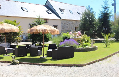 Nehou House | Gîte Grange – La Mare Chappey, child-friendly, heated pool