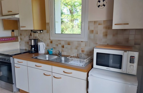 Plourhan House | Gîte Ker Allio: private terrace, shared garden & Wi-Fi in Plourhan