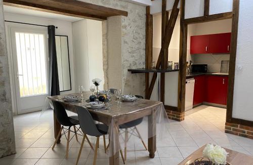 Villaines-la-Gonais Apartment | Gite du Trefoux logement le Villainois