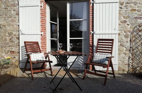 Chammes Cottage | Gite Sainte-Suzanne-et-Chammes, 2 bedrooms, 4 persons