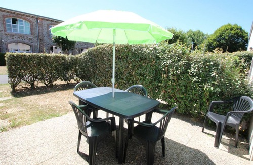 Gouville-sur-Mer Cottage | Gouville-sur-Mer: House for 5, Pets Allowed, Parking