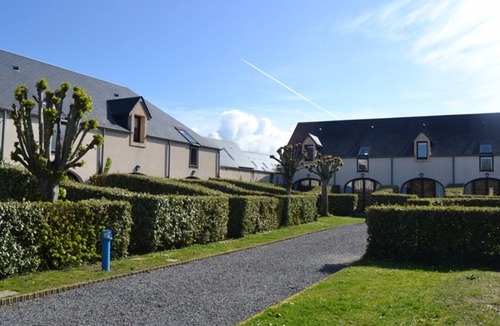Gouville-sur-Mer Cottage | Gouville-sur-Mer: House for 5, Pets Allowed, Parking