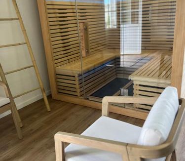 Cravant House | Grand gîte avec piscine chauffée & Sauna proche Loire & Chambord