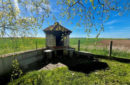 Cravant House | Grand gîte avec piscine chauffée & Sauna proche Loire & Chambord