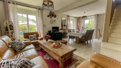 Ver-sur-Mer House | Grande Maison Historique Confortable Climatisée