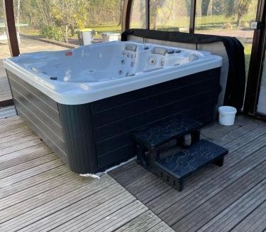 Mouen Villa | Grande villa avec piscine chauffée et Jacuzzi