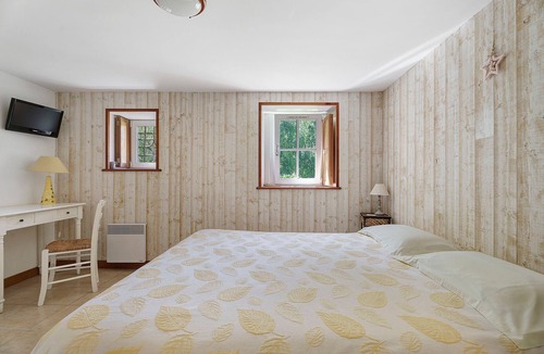 Cancale Bed & Breakfast | Guest Room "La Souricière - Le Puits" with Shared Terrace, Garden & Wi-Fi