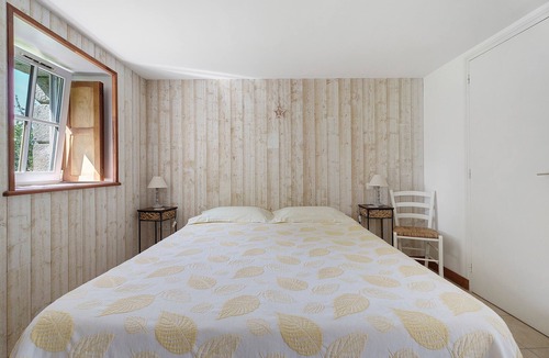 Cancale Bed & Breakfast | Guest Room "La Souricière - Le Puits" with Shared Terrace, Garden & Wi-Fi