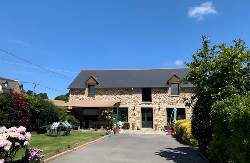 Saint-Guinoux Bed & Breakfast | Guest Room 'La Vie en Rose' with Shared Pool, Terrace, and Wi-Fi
