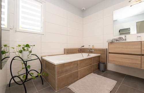 Arradon Bed & Breakfast | Guest Room “Les Reflets du Golfe” with Shared Garden and Wi-Fi