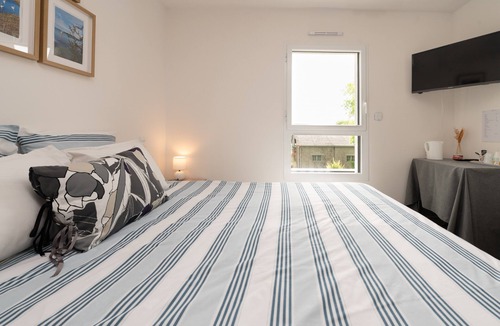 Arradon Bed & Breakfast | Guest Room “Les Reflets du Golfe” with Shared Garden and Wi-Fi