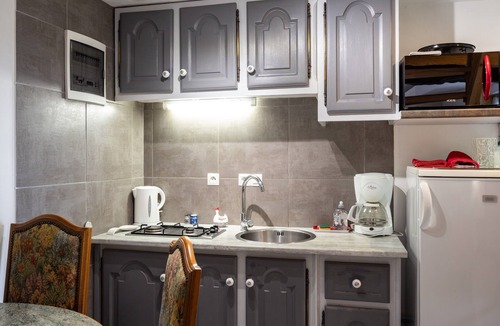 Lannion Bed & Breakfast | Guesthouse 'Petite Maison' with Shared Terrace, Garden and Wi-Fi