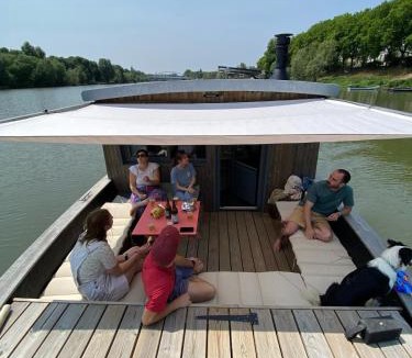 Les Hauts de Saint-Aubin Boat Rental | Hébergement insolite - Toue Cabanée