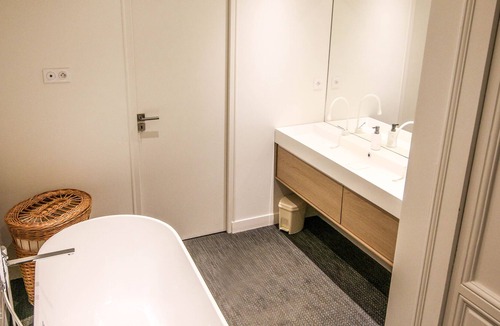 Centre Apartment | High-ceiling luxury apartment - moldings - renovated in 2019