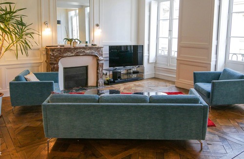 Centre Apartment | High-ceiling luxury apartment - moldings - renovated in 2019