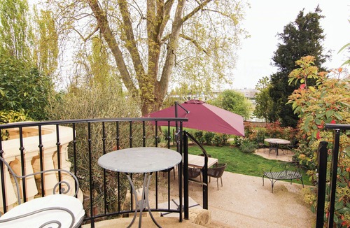 Chatou Apartment | Historic manor with private garden in Chatou