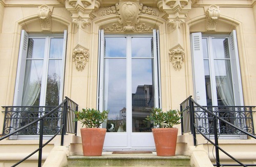 Chatou Apartment | Historic manor with private garden in Chatou