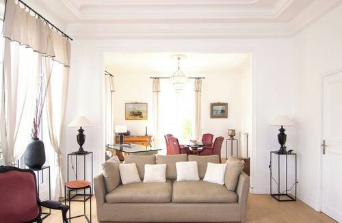Chatou Apartment | Historic manor with private garden in Chatou