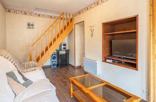 Saint-Simon-de-Pellouaille House | Holiday Home 'La Maison Charentaise' with Private Terrace and Wi-Fi