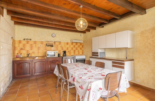 Saint-Simon-de-Pellouaille House | Holiday Home 'La Maison Charentaise' with Private Terrace and Wi-Fi