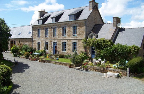 Prat RV Rental | Holiday farm; 3 gites & 8 fixed tents, spacious, comfortable, child friendly