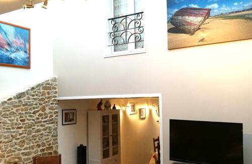Surville House | Holiday Home Ferienvilla Das Haus Louise by Interhome