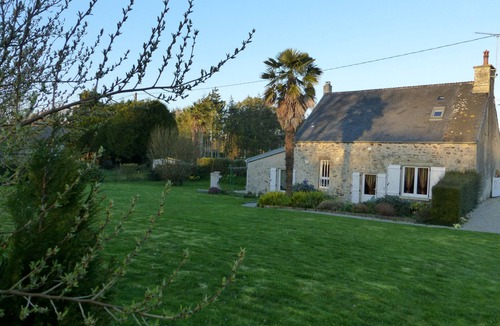 Aumeville-Lestre House | Holiday home 6 people, completely renovated, with green space and parking.