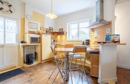 Audierne House | Holiday Home Côté Rivière with Enclosed Garden and Parking