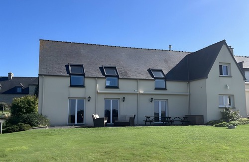 Huisnes-sur-Mer House | Holiday Home 'Gîte Le Moulin De La Butte' with Private Terrace, Private Garden and Wi-Fi