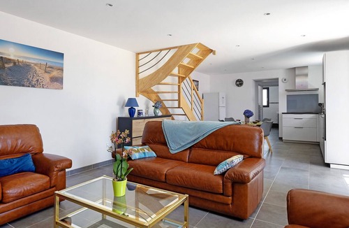 Plougrescant House | Holiday Home 'Gîte Ty Breizh' with Private Terrace and Wi-Fi