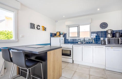 Plomeur House | Holiday Home 'L'escale bleue' with Shared Terrace, Private Garden & Wi-Fi