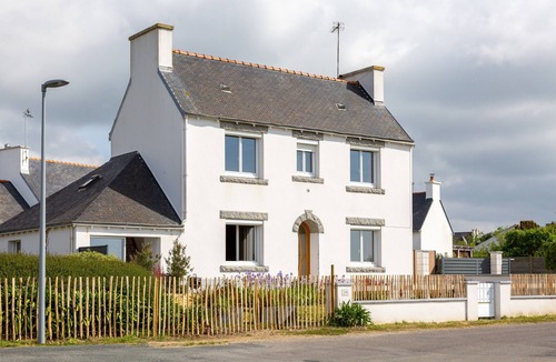 Plomeur House | Holiday Home 'L'escale bleue' with Shared Terrace, Private Garden & Wi-Fi