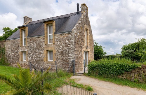 Baden House | Holiday Home 'La Longère Du Cosquer' with Private Terrace, Garden and Wi-Fi