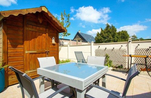 Pirou House | Holiday Home “L’escale de Marilou” with Shared Terrace, Private Garden & Wi-Fi