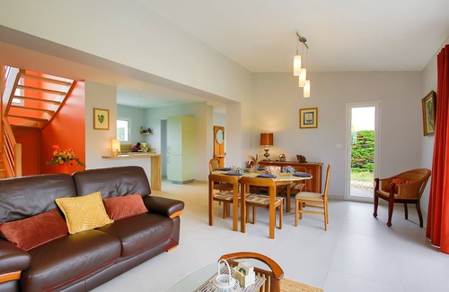 Creances House | Holiday Home 'Maison Lux' with Private Garden