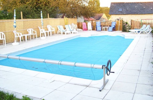 Allonnes House | Holiday Home 'Maison Ouverie' with Shared Pool, Shared Garden and Wi-Fi