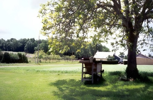 Allonnes House | Holiday Home 'Maison Ouverie' with Shared Pool, Shared Garden and Wi-Fi