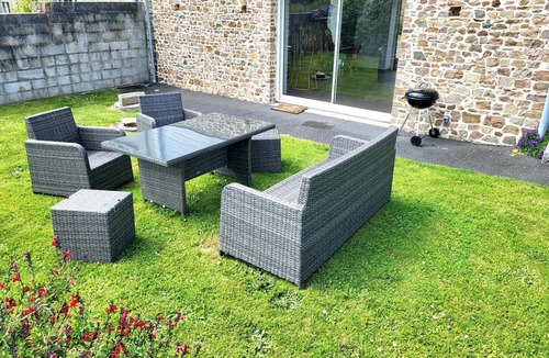 Pirou House | Holiday Home “Petit Loft, Maison Bord De Mer” with Private Garden and Wi-Fi