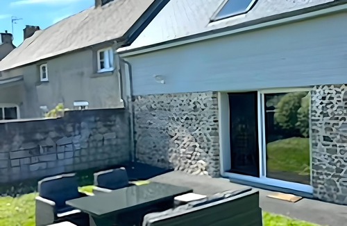 Pirou House | Holiday Home “Petit Loft, Maison Bord De Mer” with Private Garden and Wi-Fi