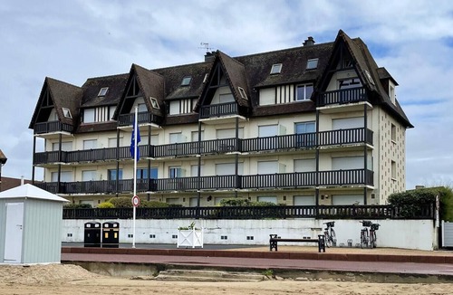 Benerville-sur-Mer Apartment | Homerez - 10 m away from the beach! Appartement for 5 ppl. at Benerville-sur-Mer