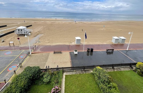 Benerville-sur-Mer Apartment | Homerez - 10 m away from the beach! Appartement for 5 ppl. at Benerville-sur-Mer