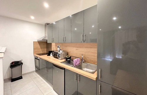 Freneuse Apartment | Homerez - Apartment Freneuse