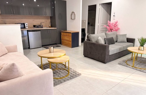 Freneuse Apartment | Homerez - Apartment Freneuse