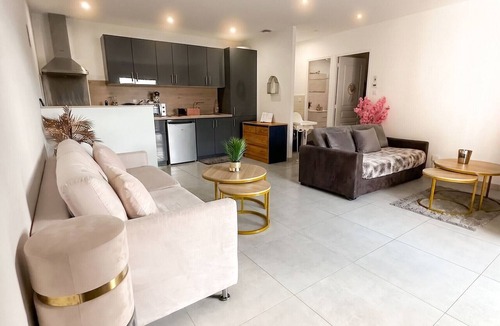 Freneuse Apartment | Homerez - Apartment Freneuse