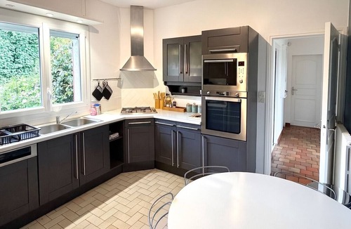 Saint-Lo House | Homerez - House by Saint-Lô