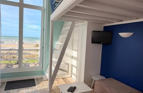 Asnelles House | Horizon Bleu II, seafront/garden/parking/wifi