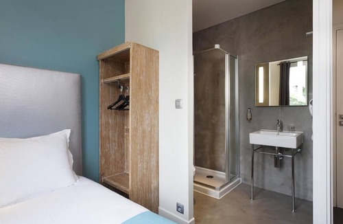 Puteaux Hotel | Hotel Douglas