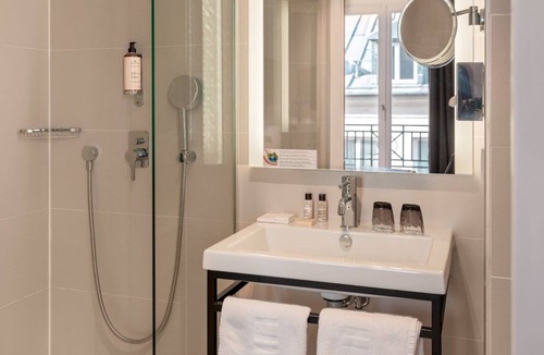Quartier de la Folie-Mericourt Hotel | Hotel Le Mareuil
